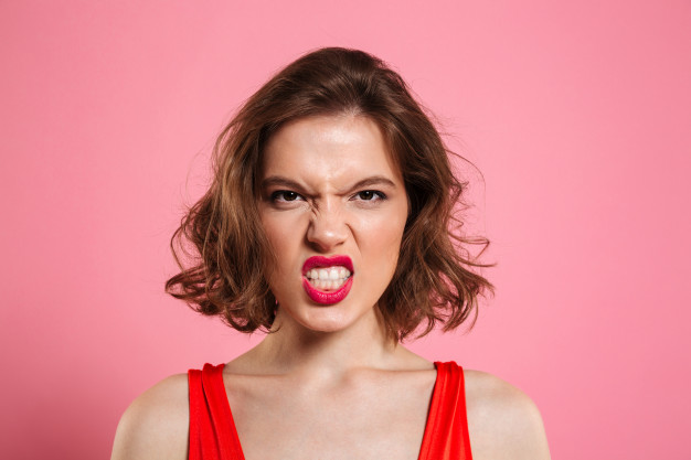 10 actitudes que delatan a alguien que te envidia en secreto